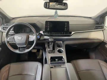 2022 Toyota Sienna - image 15