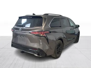 2022 Toyota Sienna - image 13