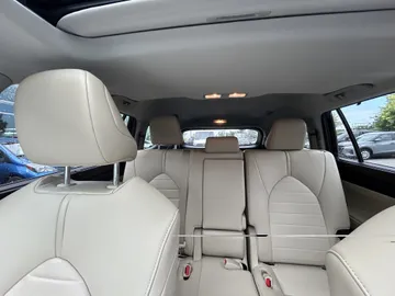 2021 Toyota Highlander - image 8