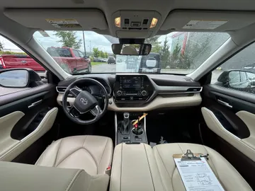 2021 Toyota Highlander - image 9