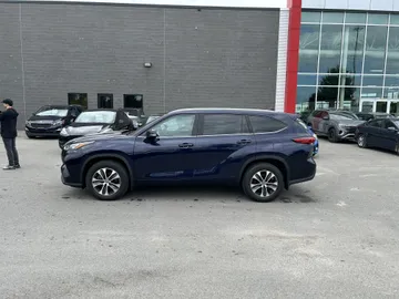 2021 Toyota Highlander - image 4