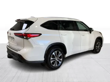 2022 Toyota Highlander - image 13