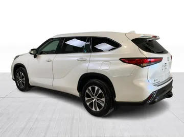 2022 Toyota Highlander - image 10