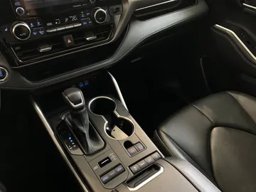 2022 Toyota Highlander - image 22