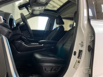 2022 Toyota Highlander - image 3