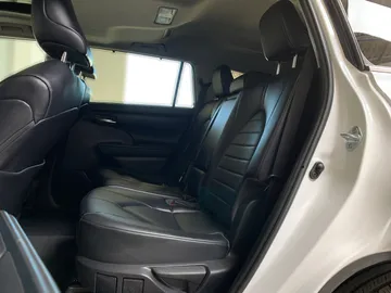 2022 Toyota Highlander - image 14