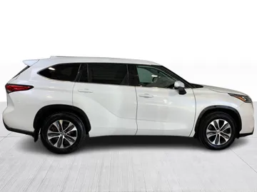 2022 Toyota Highlander - image 2