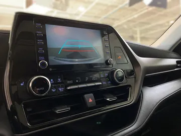 2022 Toyota Highlander - image 21
