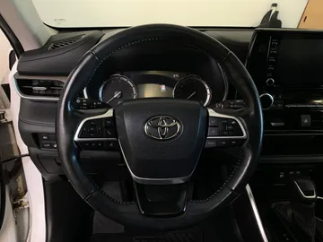 2022 Toyota Highlander - image 18