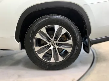 2022 Toyota Highlander - image 6