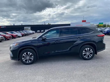 2021 Toyota Highlander - image 6