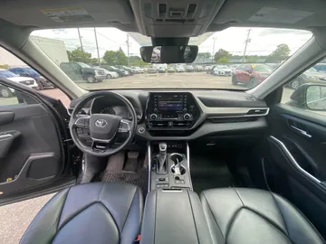 2021 Toyota Highlander - image 9