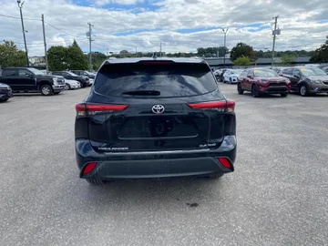 2021 Toyota Highlander - image 7