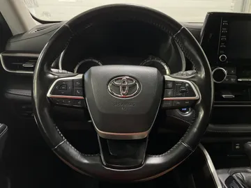 2022 Toyota Highlander - image 26