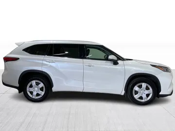 2022 Toyota Highlander - image 2