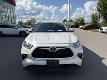 2022 Toyota Highlander - image 2