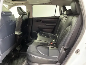 2022 Toyota Highlander - image 16