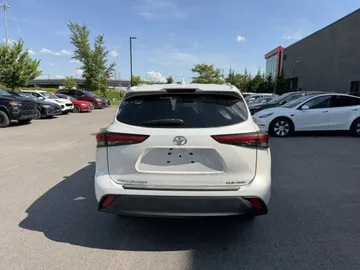 2022 Toyota Highlander - image 6