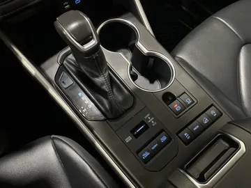 2022 Toyota Highlander - image 29