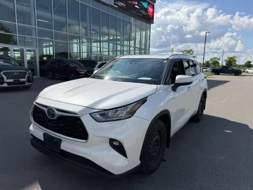 2022 Toyota Highlander - image 3
