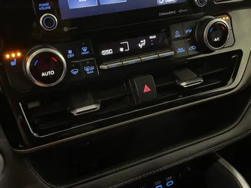 2022 Toyota Highlander - image 23