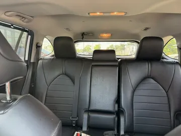 2022 Toyota Highlander - image 7