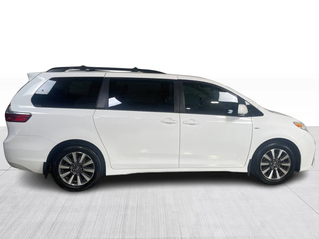 2018 Toyota Sienna — photo 2