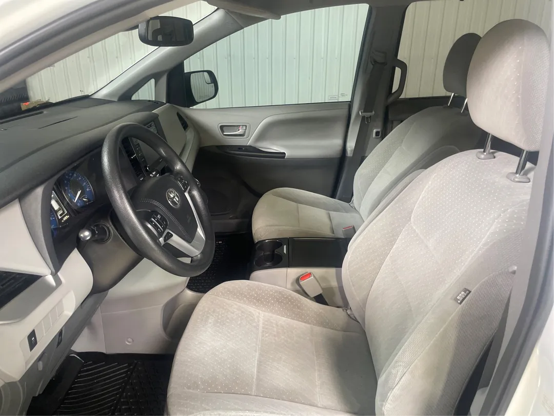 2018 Toyota Sienna — photo 3