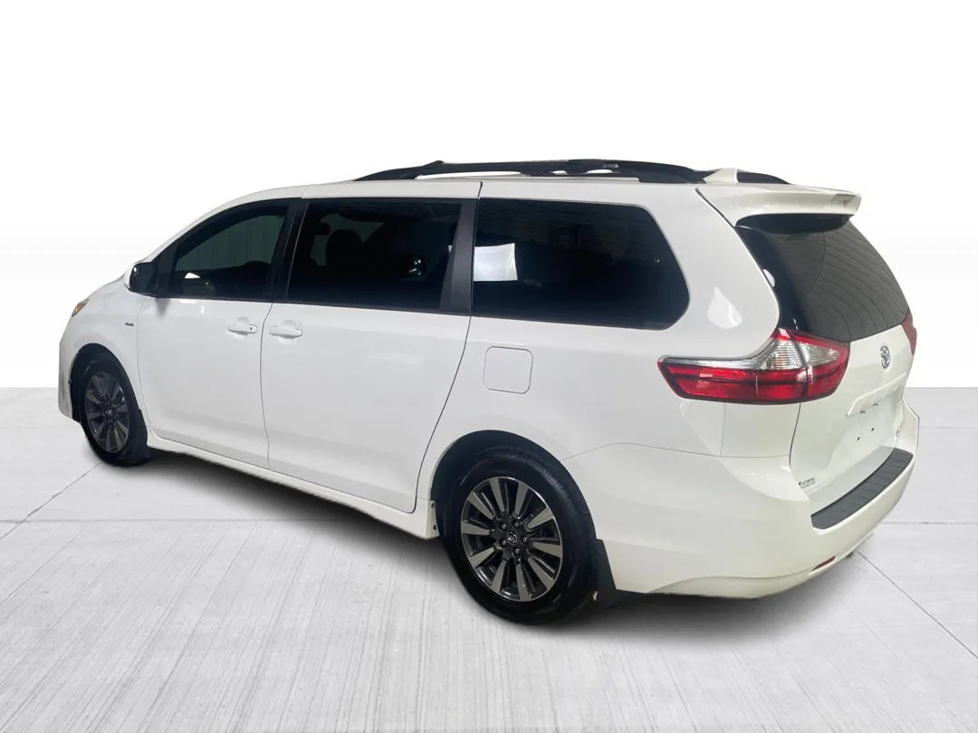2018 Toyota Sienna LE 7-Passenger AWD, photo 9
