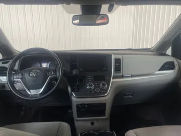 2018 Toyota Sienna - image 4