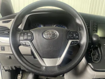2018 Toyota Sienna - image 16