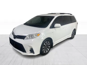 2018 Toyota Sienna - image 8