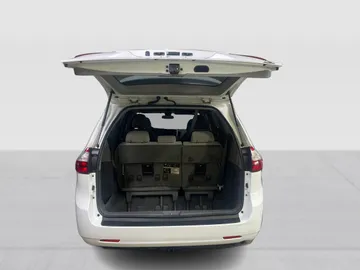 2018 Toyota Sienna - image 12