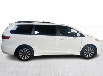 2018 Toyota Sienna - image 2