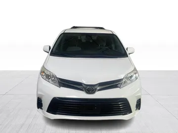 2018 Toyota Sienna - image 7