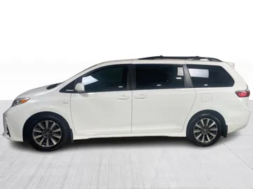 2018 Toyota Sienna - image 9