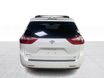 2018 Toyota Sienna - image 11