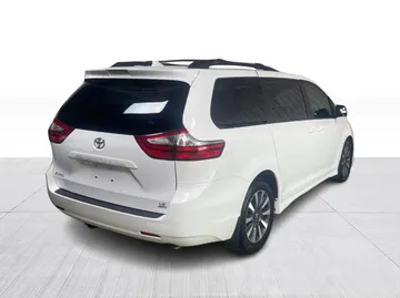 2018 Toyota Sienna - image 13
