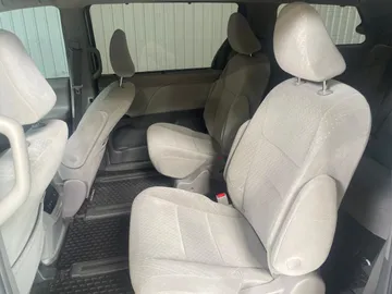 2018 Toyota Sienna - image 14
