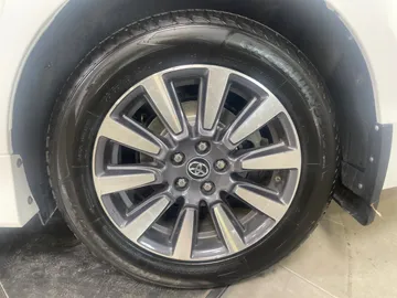 2018 Toyota Sienna - image 6