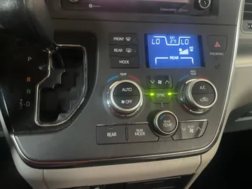 2018 Toyota Sienna - image 20