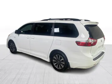 2018 Toyota Sienna - image 10
