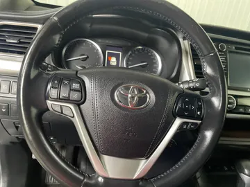 2017 Toyota Highlander - image 18
