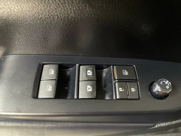 2017 Toyota Highlander - image 27