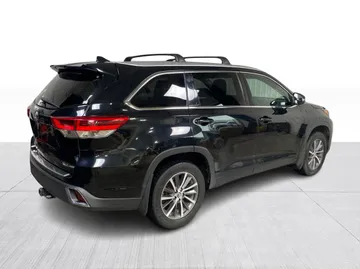 2017 Toyota Highlander - image 14
