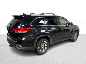 2017 Toyota Highlander - image 14