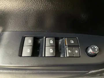 2017 Toyota Highlander - image 27