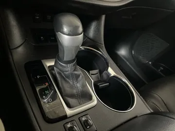 2017 Toyota Highlander - image 31