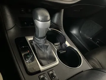 2017 Toyota Highlander - image 31