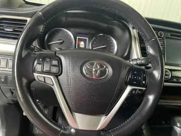 2017 Toyota Highlander - image 18